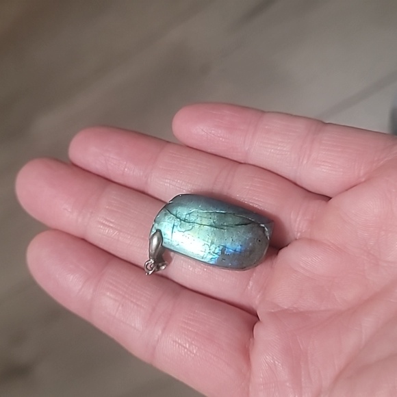 Flashy Labadorite pendant - Picture 3 of 6